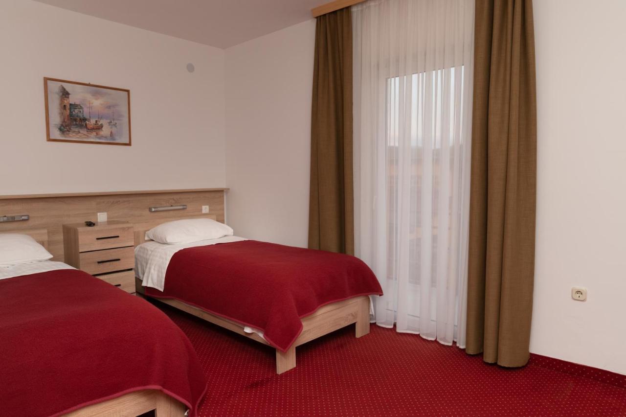Hotel Mirni Kutak Otočac Exterior foto
