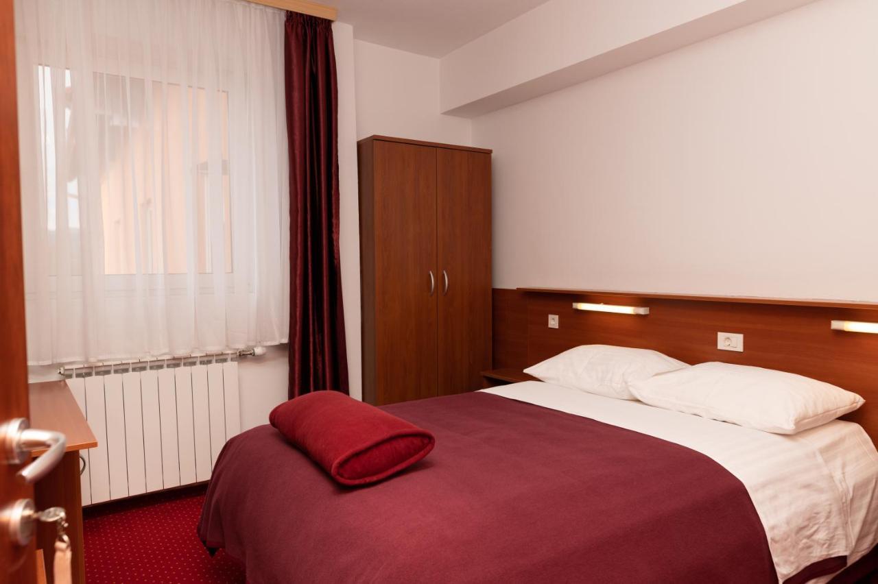 Hotel Mirni Kutak Otočac Exterior foto
