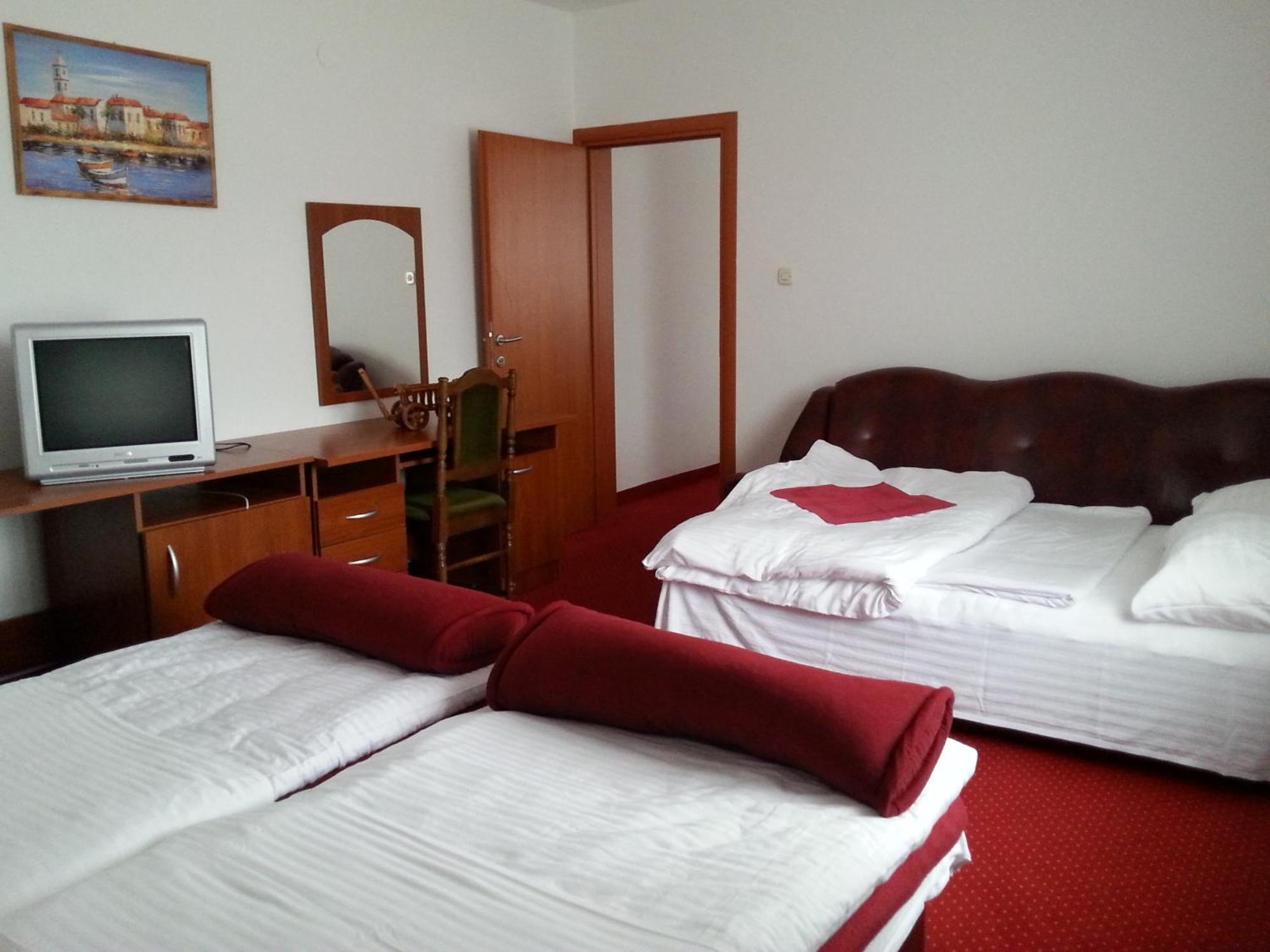 Hotel Mirni Kutak Otočac Exterior foto