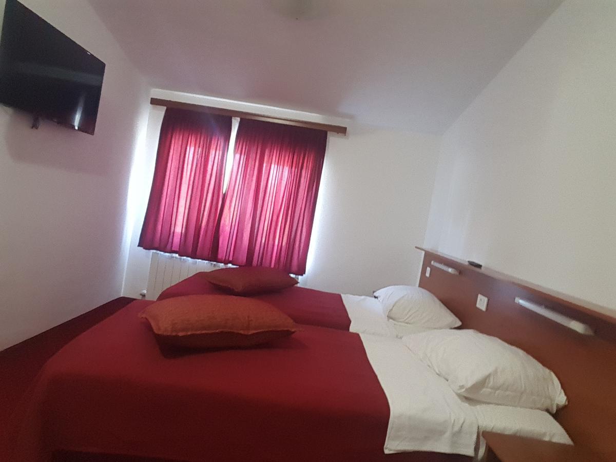 Hotel Mirni Kutak Otočac Exterior foto