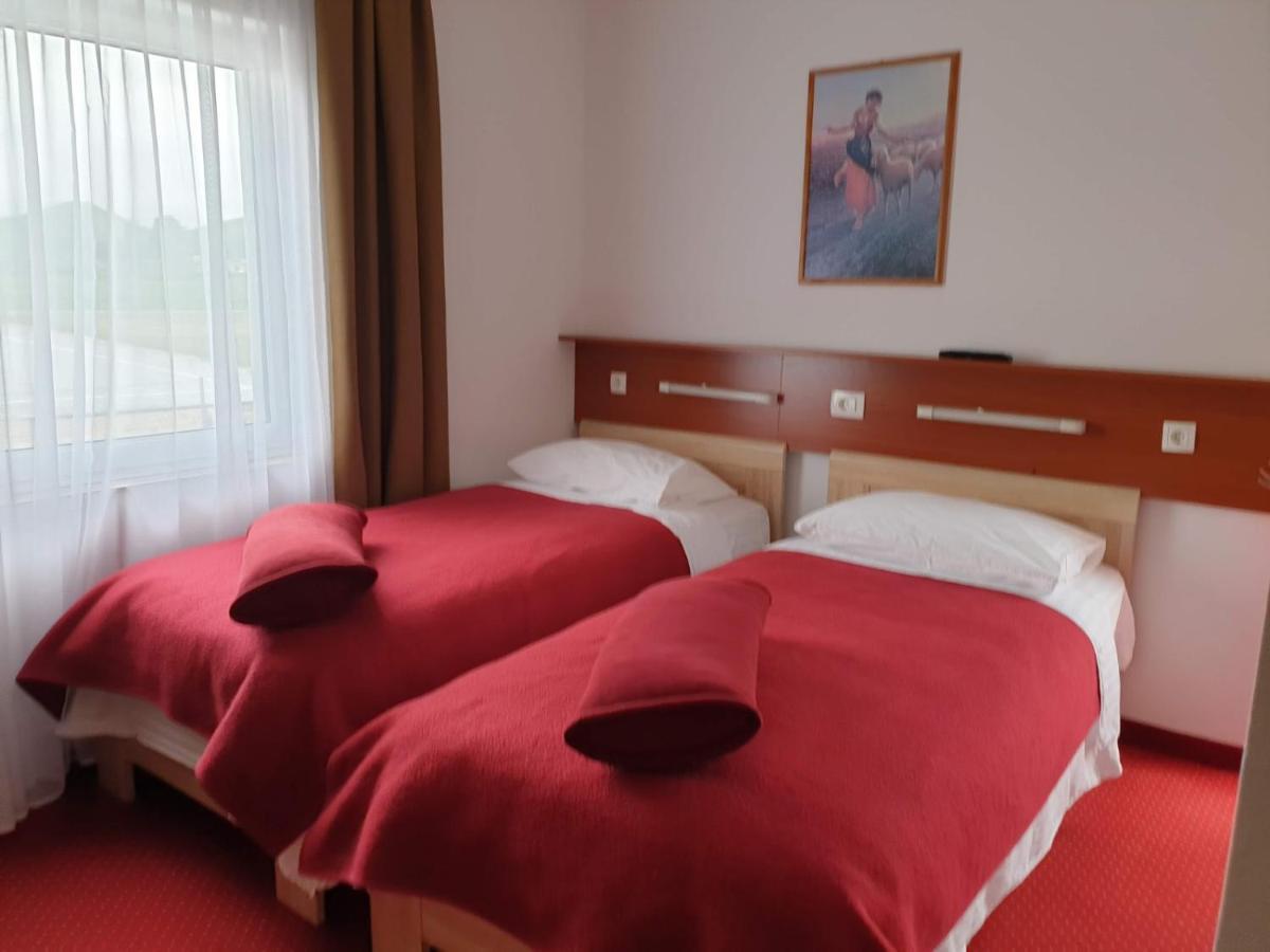 Hotel Mirni Kutak Otočac Exterior foto