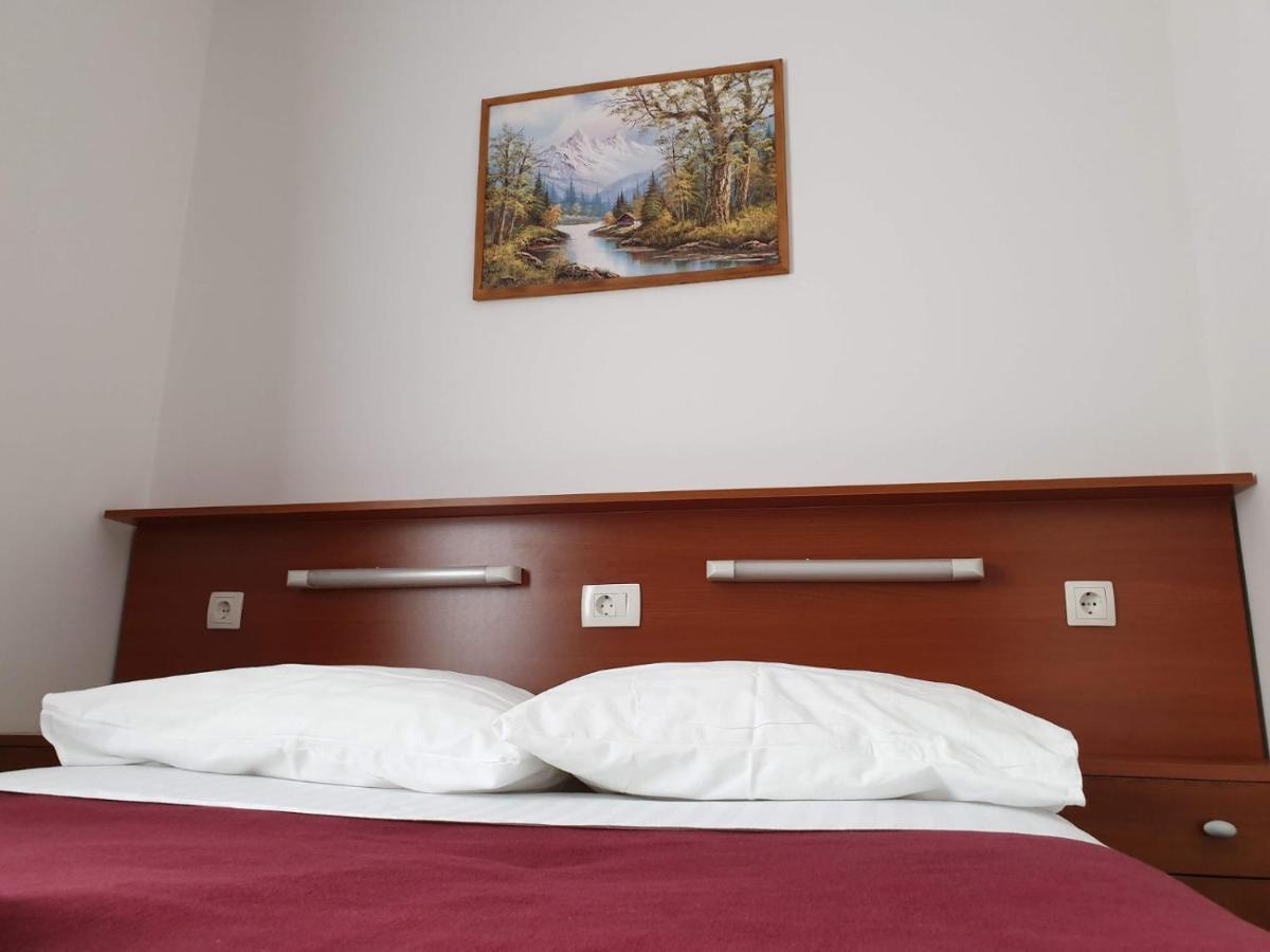 Hotel Mirni Kutak Otočac Exterior foto