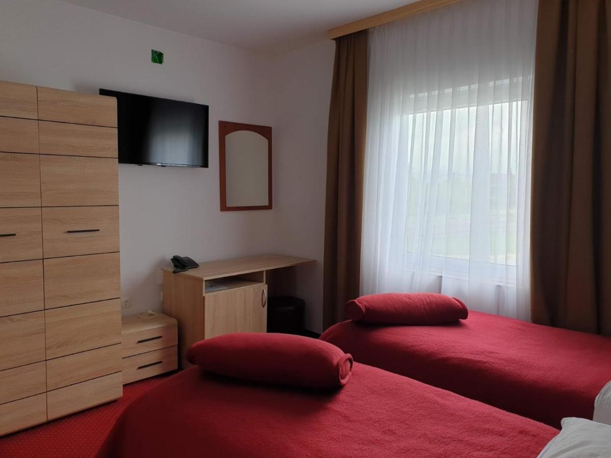 Hotel Mirni Kutak Otočac Exterior foto